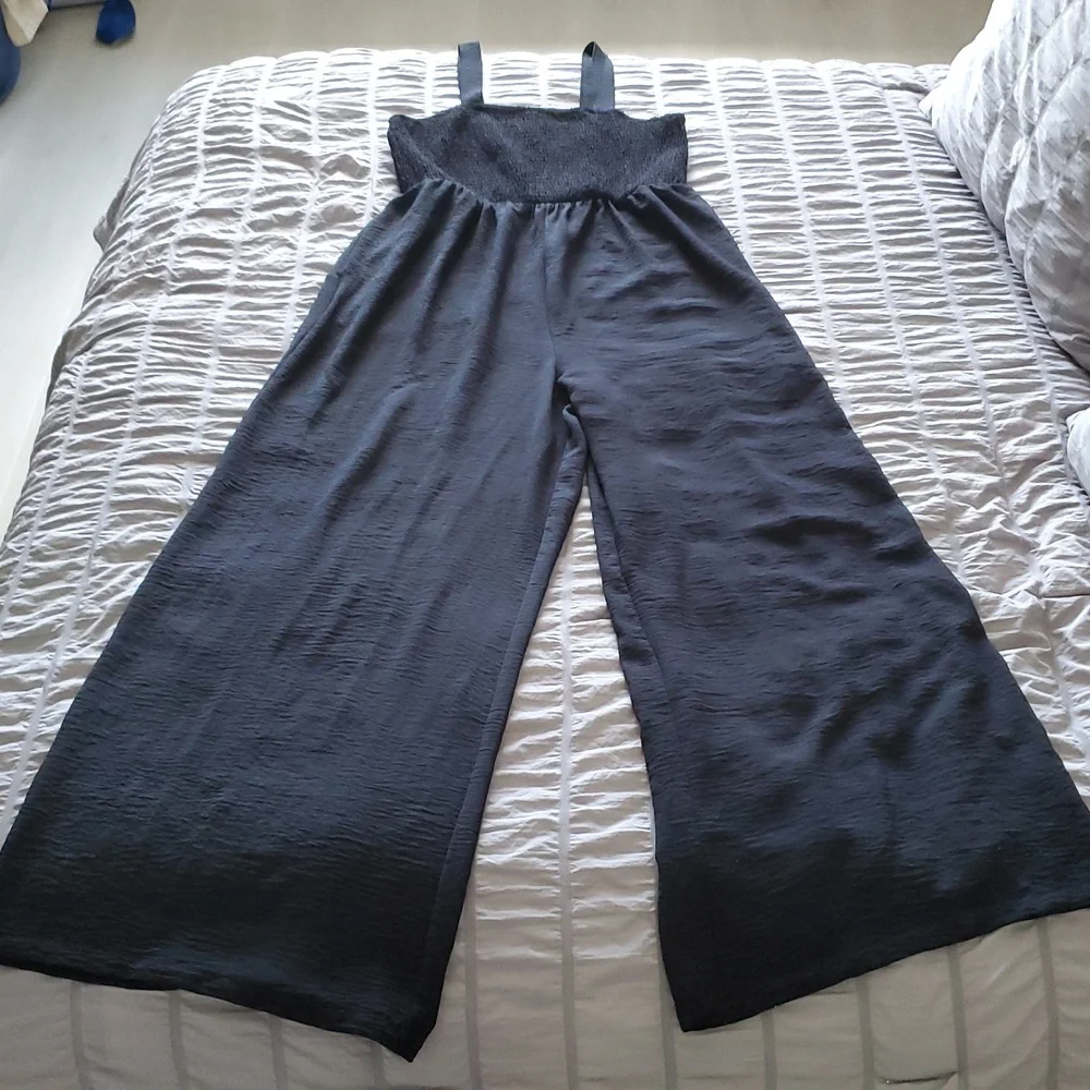 Dokotoo  women’s Black Wide Leg Jumpsuit w/ smocked back Size L great condition_5
